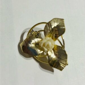 Vintage Brooch Gold Tone Texture Cream Delicate Flower in Middle, 1960’s EUC